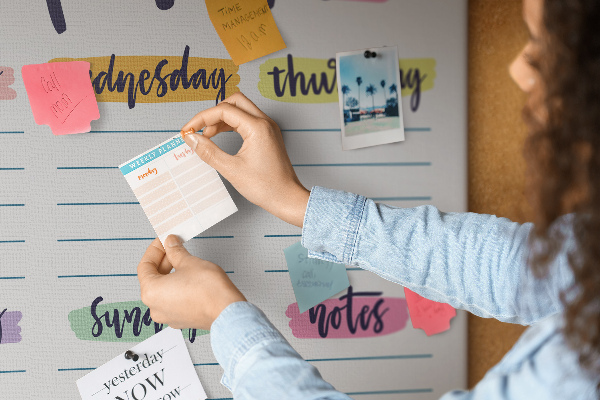 Tablero de corcho decorativo agenda semanal con detalles coloridos