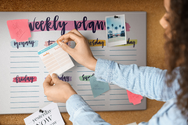 Tablero de corcho decorativo agenda semanal con detalles coloridos