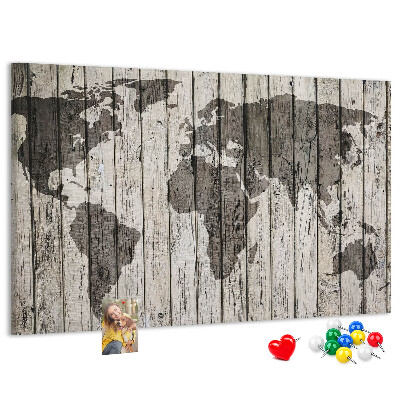 Tablero de corcho decorativo diseño de mapamundi sobre fondo de tablas de madera