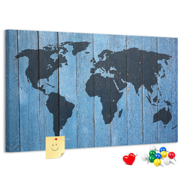 Pizarra de corcho con diseño de mapa del mundo sobre fondo de madera