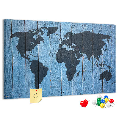 Pizarra de corcho con diseño de mapa del mundo sobre fondo de madera