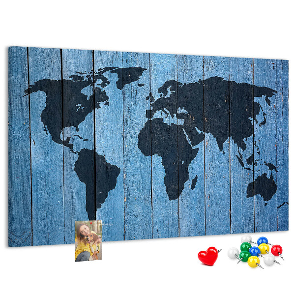 Pizarra de corcho con diseño de mapa del mundo sobre fondo de madera