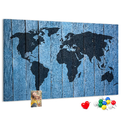 Pizarra de corcho con diseño de mapa del mundo sobre fondo de madera