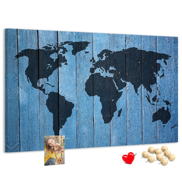 Pizarra de corcho con diseño de mapa del mundo sobre fondo de madera