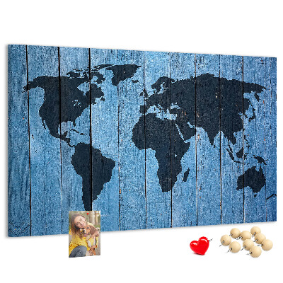 Pizarra de corcho con diseño de mapa del mundo sobre fondo de madera