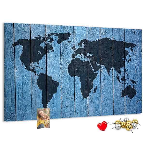 Pizarra de corcho con diseño de mapa del mundo sobre fondo de madera