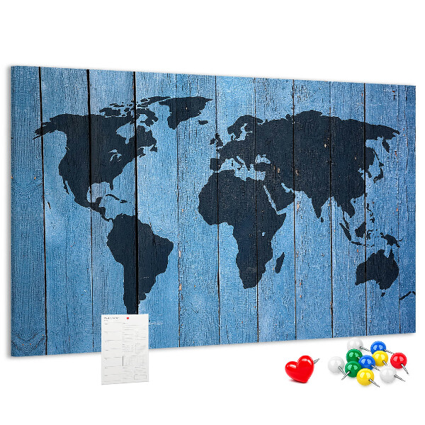 Pizarra de corcho con diseño de mapa del mundo sobre fondo de madera