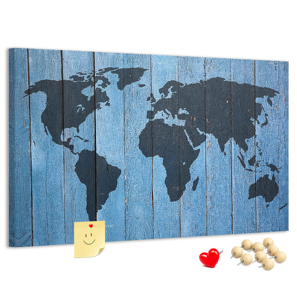 Pizarra de corcho con diseño de mapa del mundo sobre fondo de madera