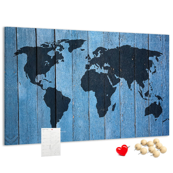 Pizarra de corcho con diseño de mapa del mundo sobre fondo de madera