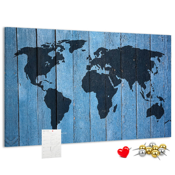 Pizarra de corcho con diseño de mapa del mundo sobre fondo de madera