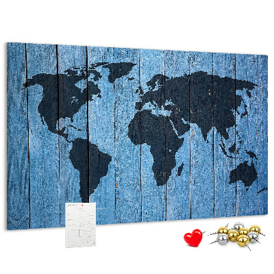 Pizarra de corcho con diseño de mapa del mundo sobre fondo de madera