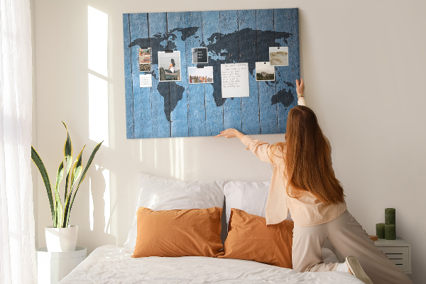 Pizarra de corcho con diseño de mapa del mundo sobre fondo de madera