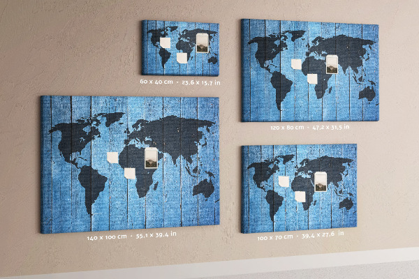 Pizarra de corcho con diseño de mapa del mundo sobre fondo de madera