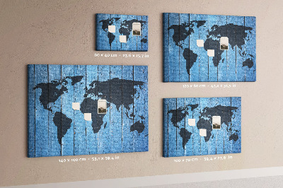 Pizarra de corcho con diseño de mapa del mundo sobre fondo de madera