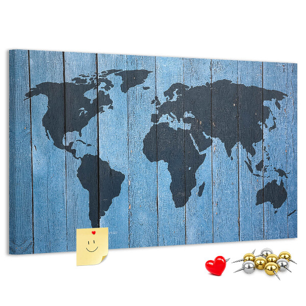 Pizarra de corcho con diseño de mapa del mundo sobre fondo de madera