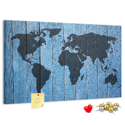 Pizarra de corcho con diseño de mapa del mundo sobre fondo de madera