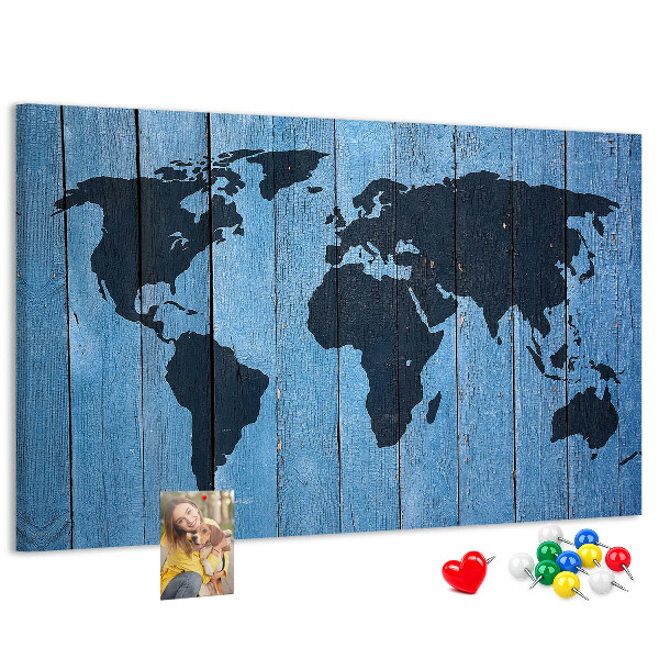 Pizarra de corcho con diseño de mapa del mundo sobre fondo de madera