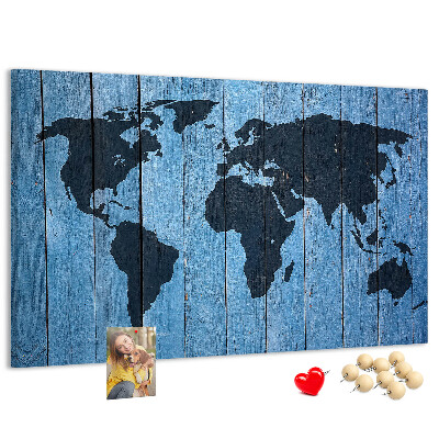 Pizarra de corcho con diseño de mapa del mundo sobre fondo de madera