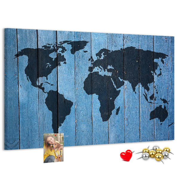 Pizarra de corcho con diseño de mapa del mundo sobre fondo de madera