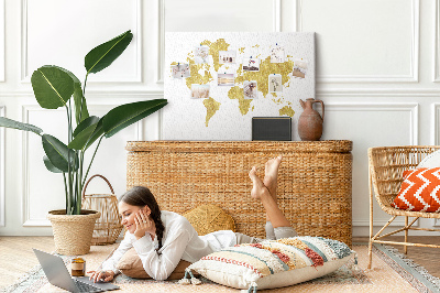 Tablero de corcho decorativo mapa del mundo dorado sobre fondo blanco