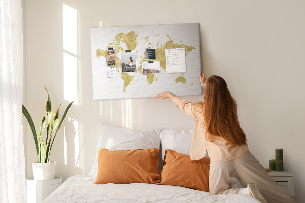 Tablero de corcho decorativo mapa del mundo dorado sobre fondo blanco