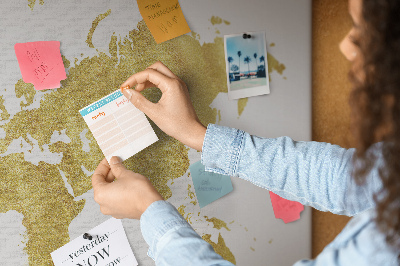 Tablero de corcho decorativo mapa del mundo dorado sobre fondo blanco