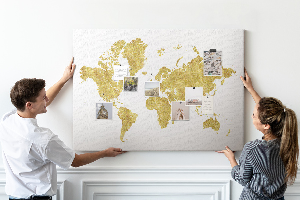 Tablero de corcho decorativo mapa del mundo dorado sobre fondo blanco