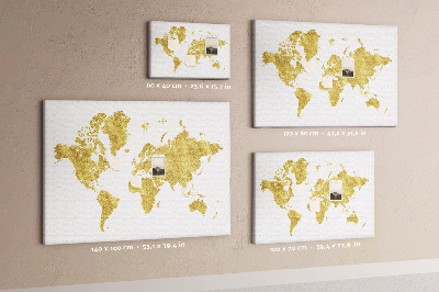 Tablero de corcho decorativo mapa del mundo dorado sobre fondo blanco