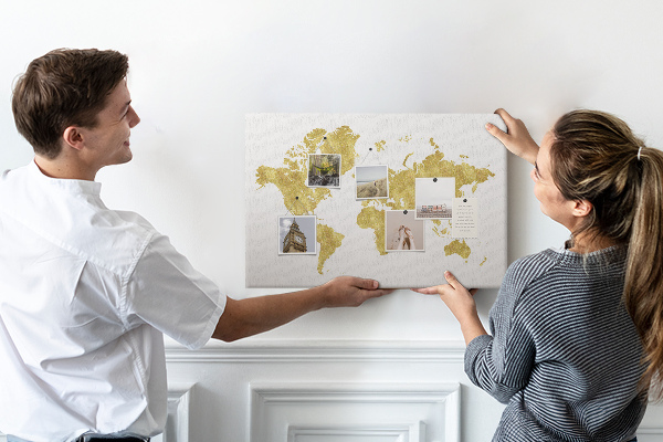 Tablero de corcho decorativo mapa del mundo dorado sobre fondo blanco