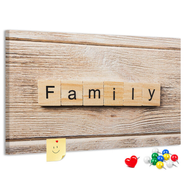 Tablero de corcho decorativo con fondo de madera y diseño familiar
