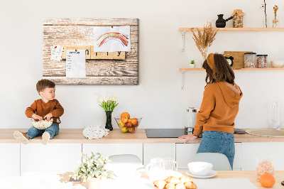 Tablero de corcho decorativo con fondo de madera y diseño familiar