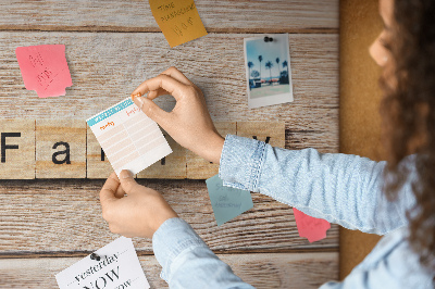 Tablero de corcho decorativo con fondo de madera y diseño familiar