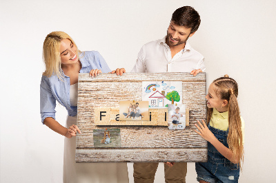 Tablero de corcho decorativo con fondo de madera y diseño familiar