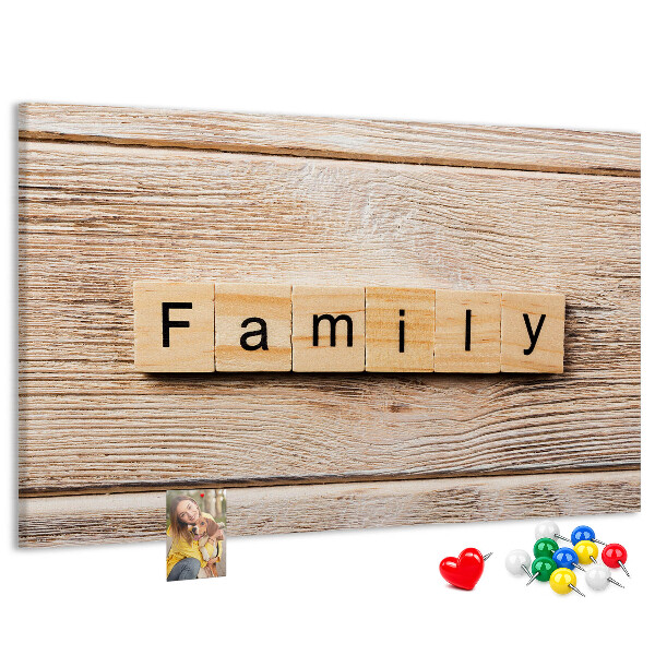 Tablero de corcho decorativo con fondo de madera y diseño familiar