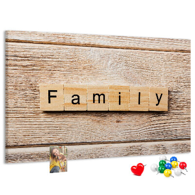Tablero de corcho decorativo con fondo de madera y diseño familiar
