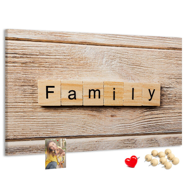 Tablero de corcho decorativo con fondo de madera y diseño familiar