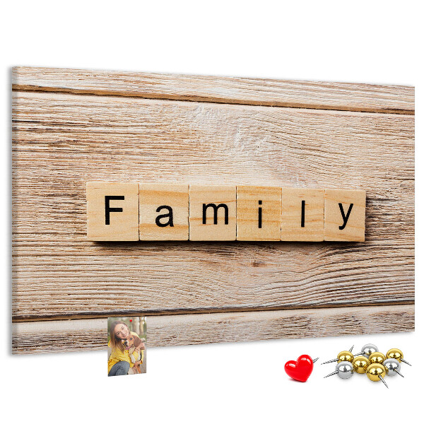 Tablero de corcho decorativo con fondo de madera y diseño familiar