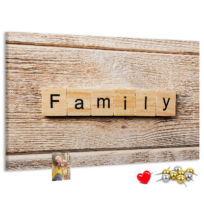 Tablero de corcho decorativo con fondo de madera y diseño familiar
