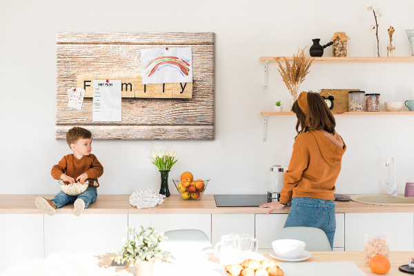 Tablero de corcho decorativo con fondo de madera y diseño familiar
