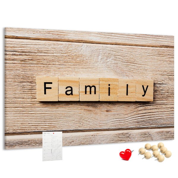 Tablero de corcho decorativo con fondo de madera y diseño familiar