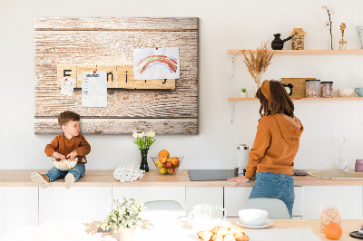 Tablero de corcho decorativo con fondo de madera y diseño familiar
