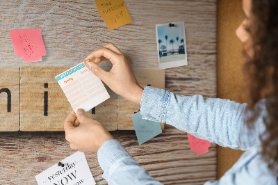 Tablero de corcho decorativo con fondo de madera y diseño familiar