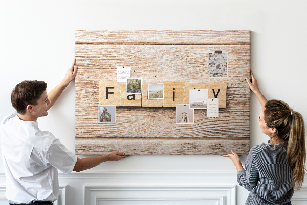 Tablero de corcho decorativo con fondo de madera y diseño familiar