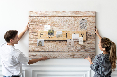 Tablero de corcho decorativo con fondo de madera y diseño familiar