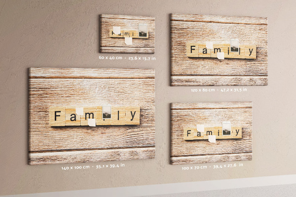 Tablero de corcho decorativo con fondo de madera y diseño familiar