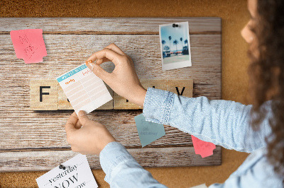 Tablero de corcho decorativo con fondo de madera y diseño familiar