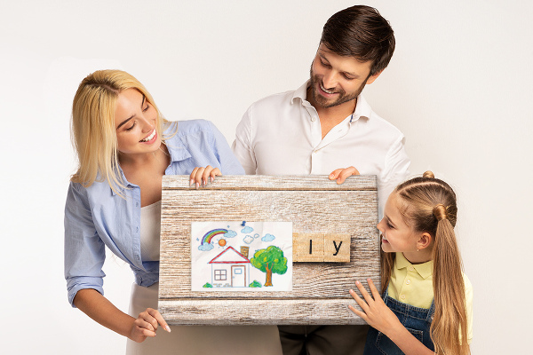 Tablero de corcho decorativo con fondo de madera y diseño familiar