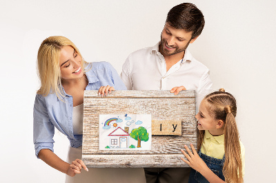 Tablero de corcho decorativo con fondo de madera y diseño familiar