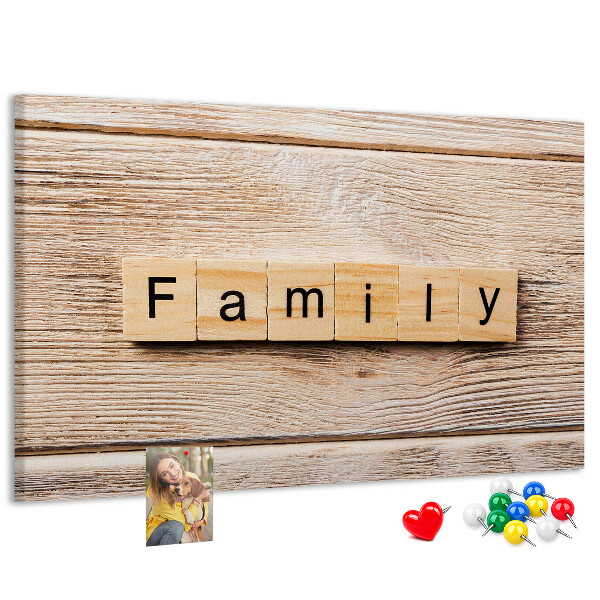 Tablero de corcho decorativo con fondo de madera y diseño familiar