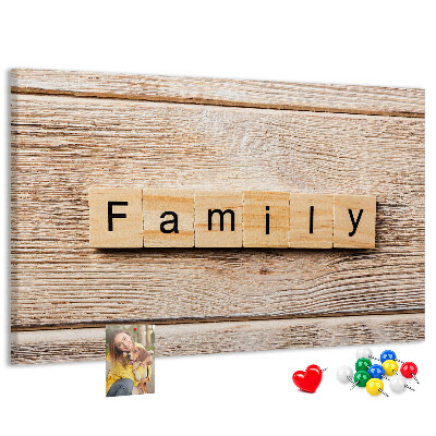 Tablero de corcho decorativo con fondo de madera y diseño familiar